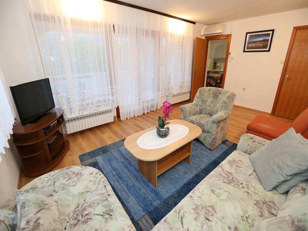 Apartments Juranic Baška Rom bilde